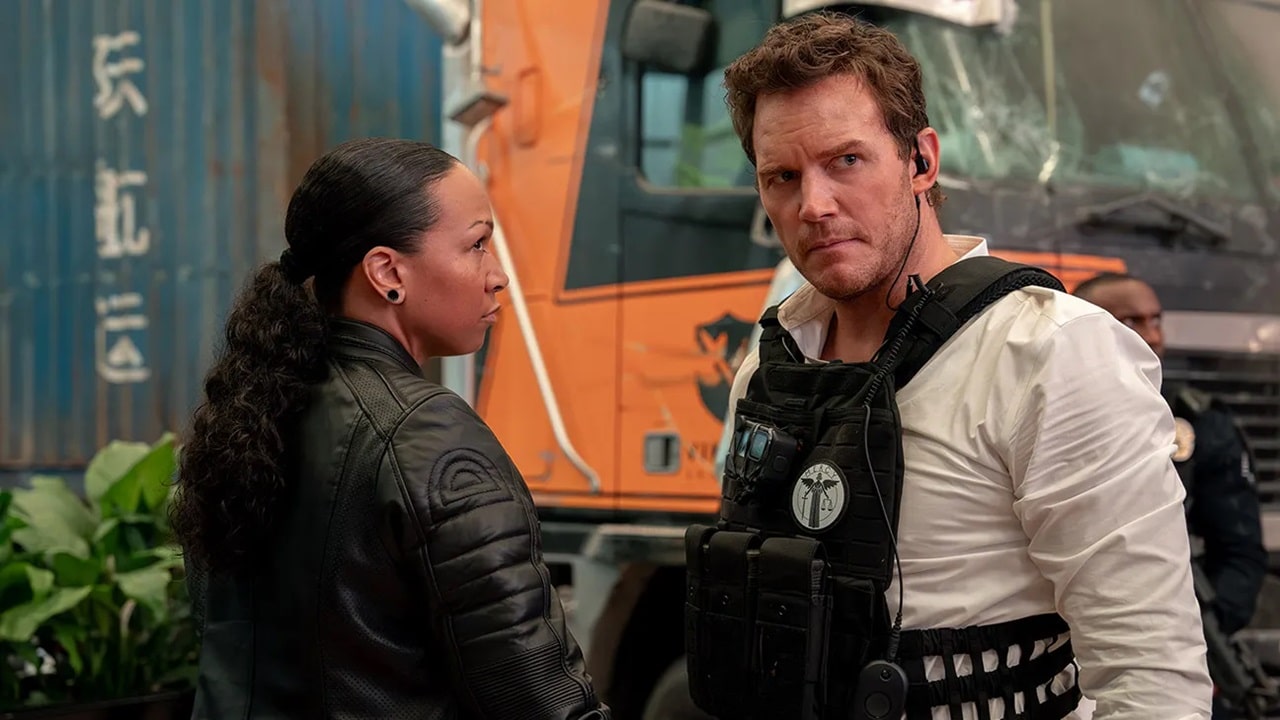 Chris Raven (Chris Pratt) talking with officer JAQ Dialo (Kali Reis) in Mercy.