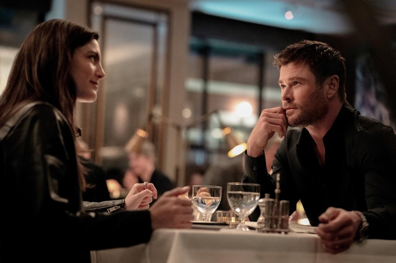 Maya (Monica Barbaro) shares a meal with David (Chris Hemsworth) in Crime 101.